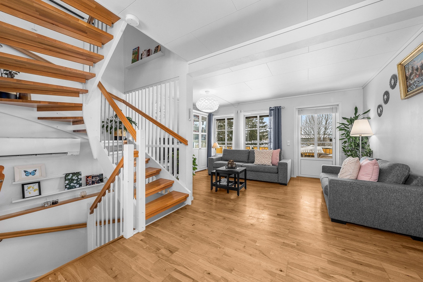 Det er også luft til luft varmepumpe plassert i trappen mellom 1. etasje og underetasjen. Galleribilde