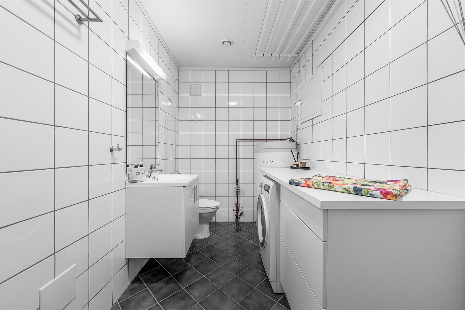 Bad/vaskerom i underetasjen med praktiske oppbevaringsløsninger. Galleribilde