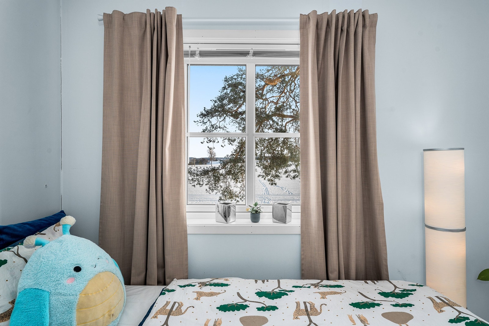 Landlig og fin utsikt fra soverommet. Galleribilde