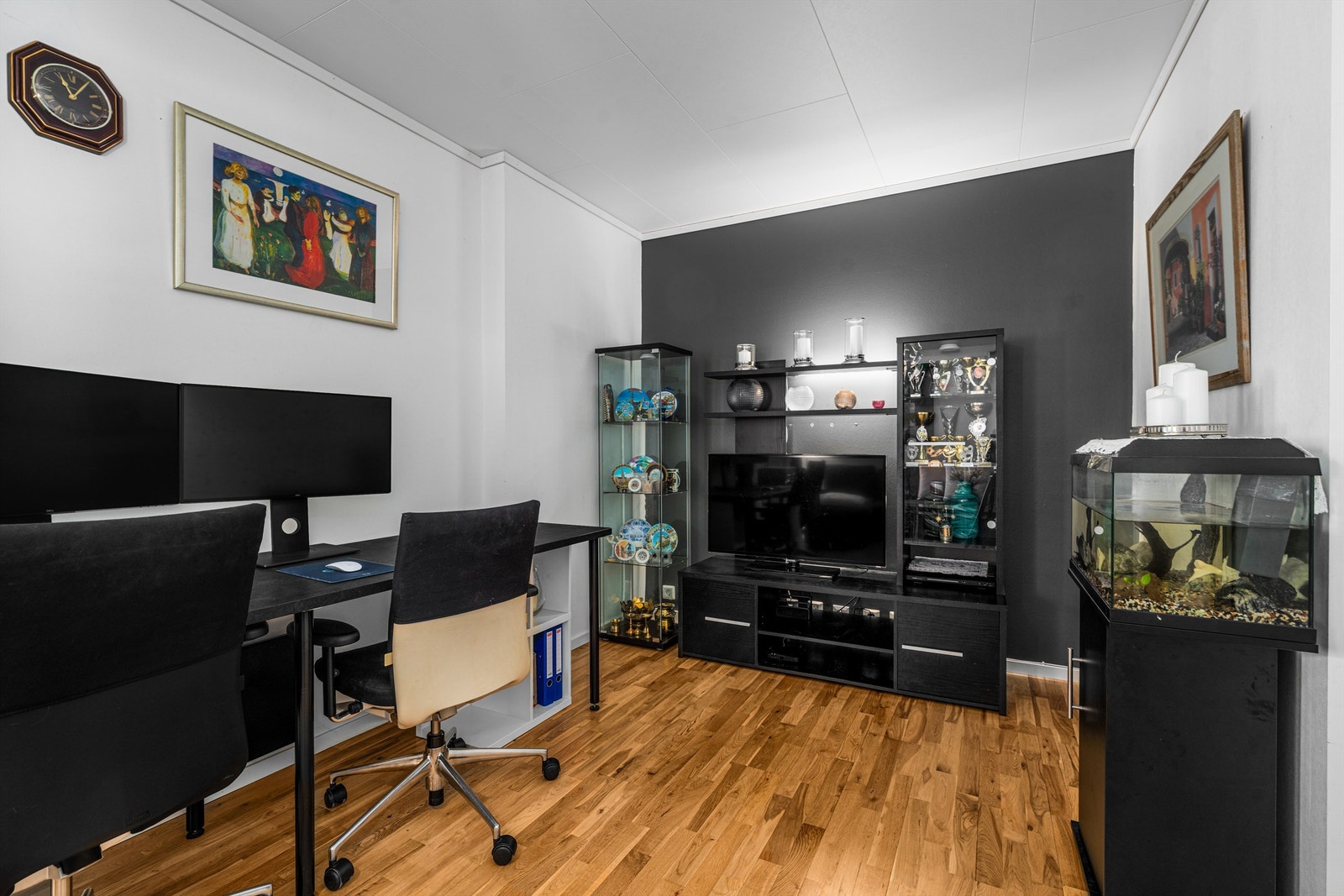 Rommet har parkett på gulv, ellers er det glatte, malte veggflater. Galleribilde