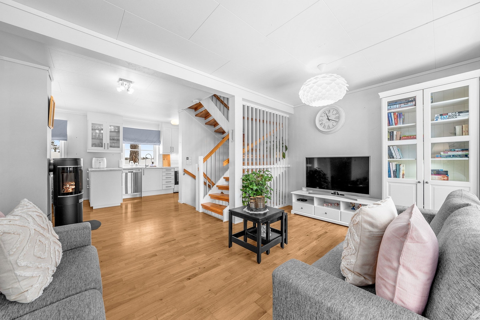 Stuen har fin plass til sofagruppe, og på kjøkkenet er det egen nisje til spisegruppe. Galleribilde