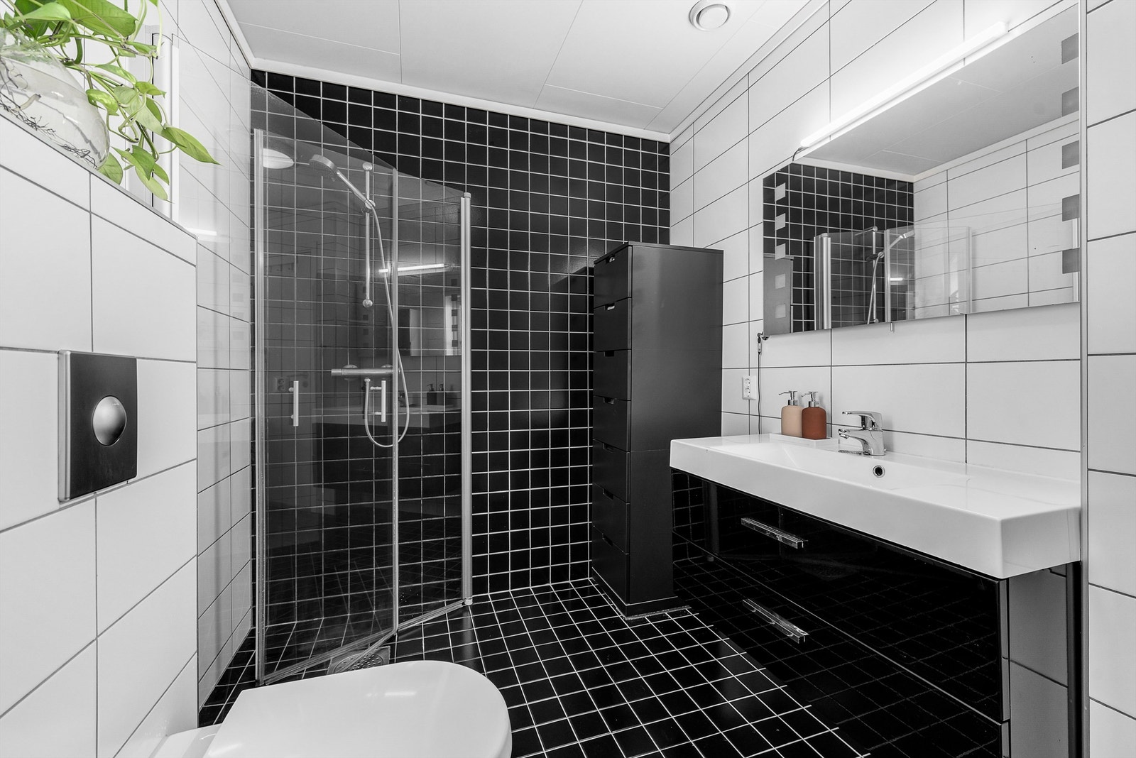 I 2. etasje er det et pent flislagt bad - også fra 2009. Galleribilde