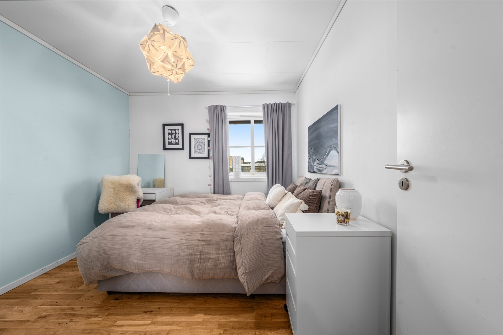 Soverom nr. 2. Også av fin størrelse. Alle rommene har parkett på gulv og glatte, malte veggflater. Galleribilde