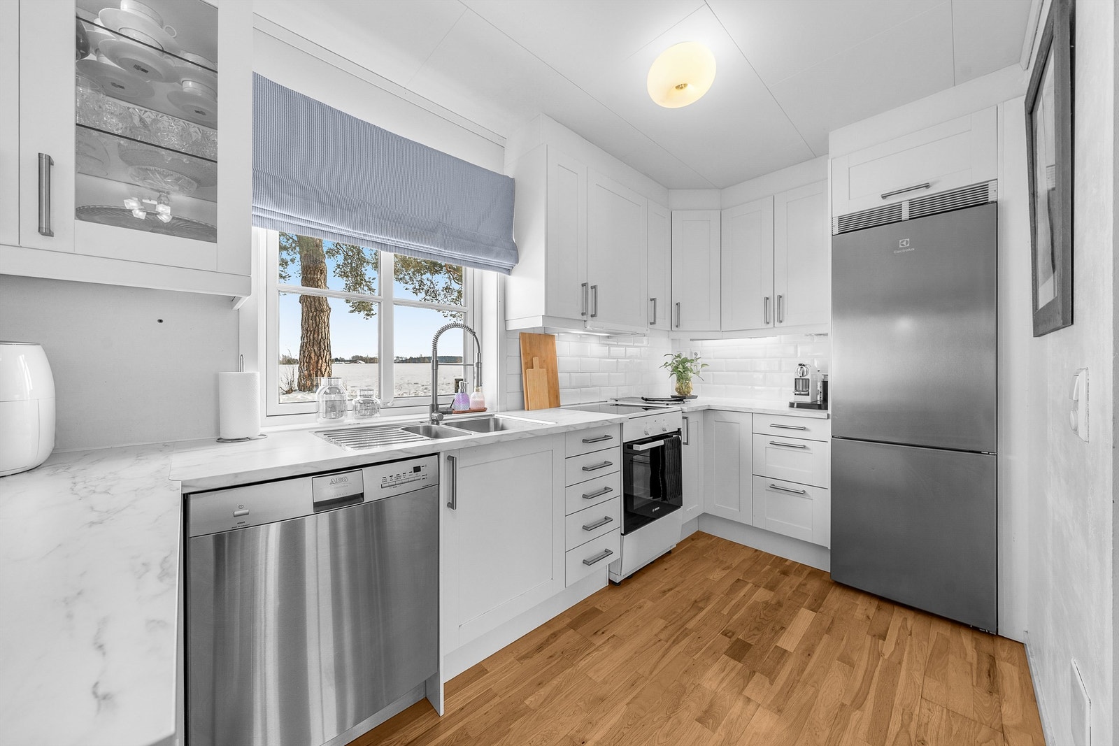 Av hvitevarer følger oppvaskmaskin, komfyr og kombiskap. Galleribilde