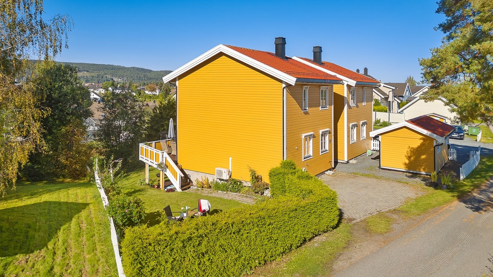 Sommerbilder av boligen. Boligen har egen innkjørsel. Galleribilde