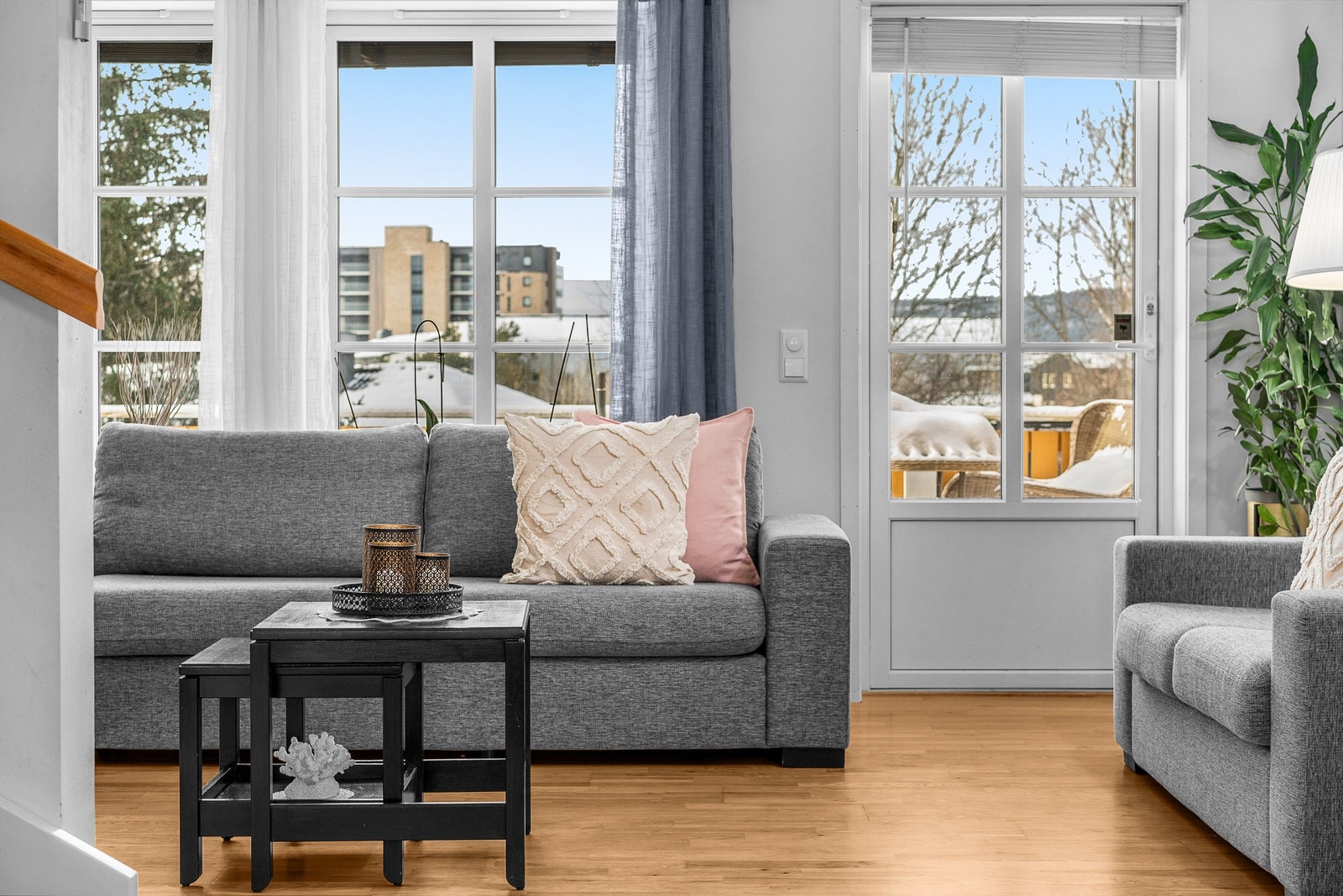 Utgang til terrasse med trapp ned til hagen. Galleribilde