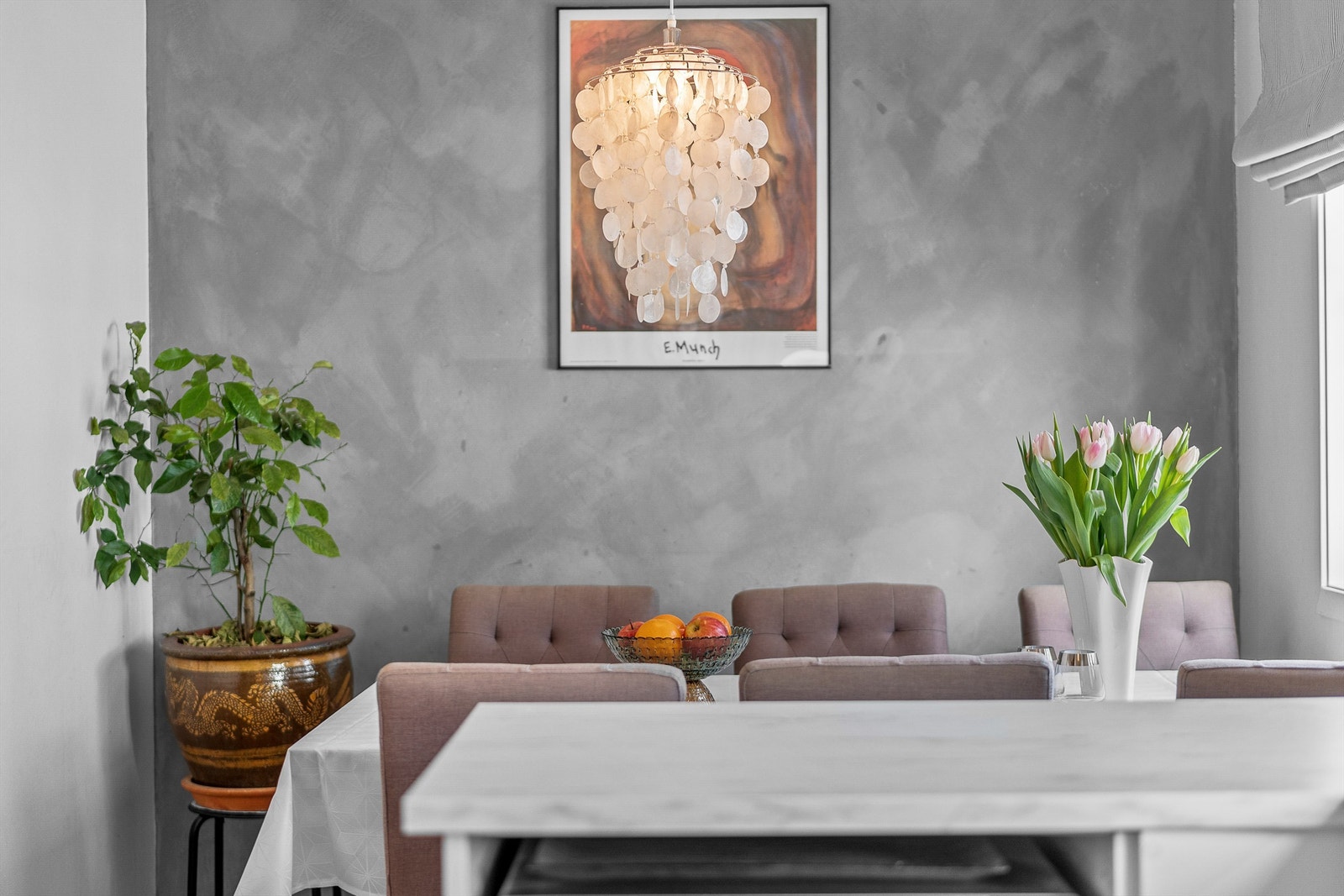 I spisestuen er det malt en kontrastvegg i stilig betonglook. Galleribilde