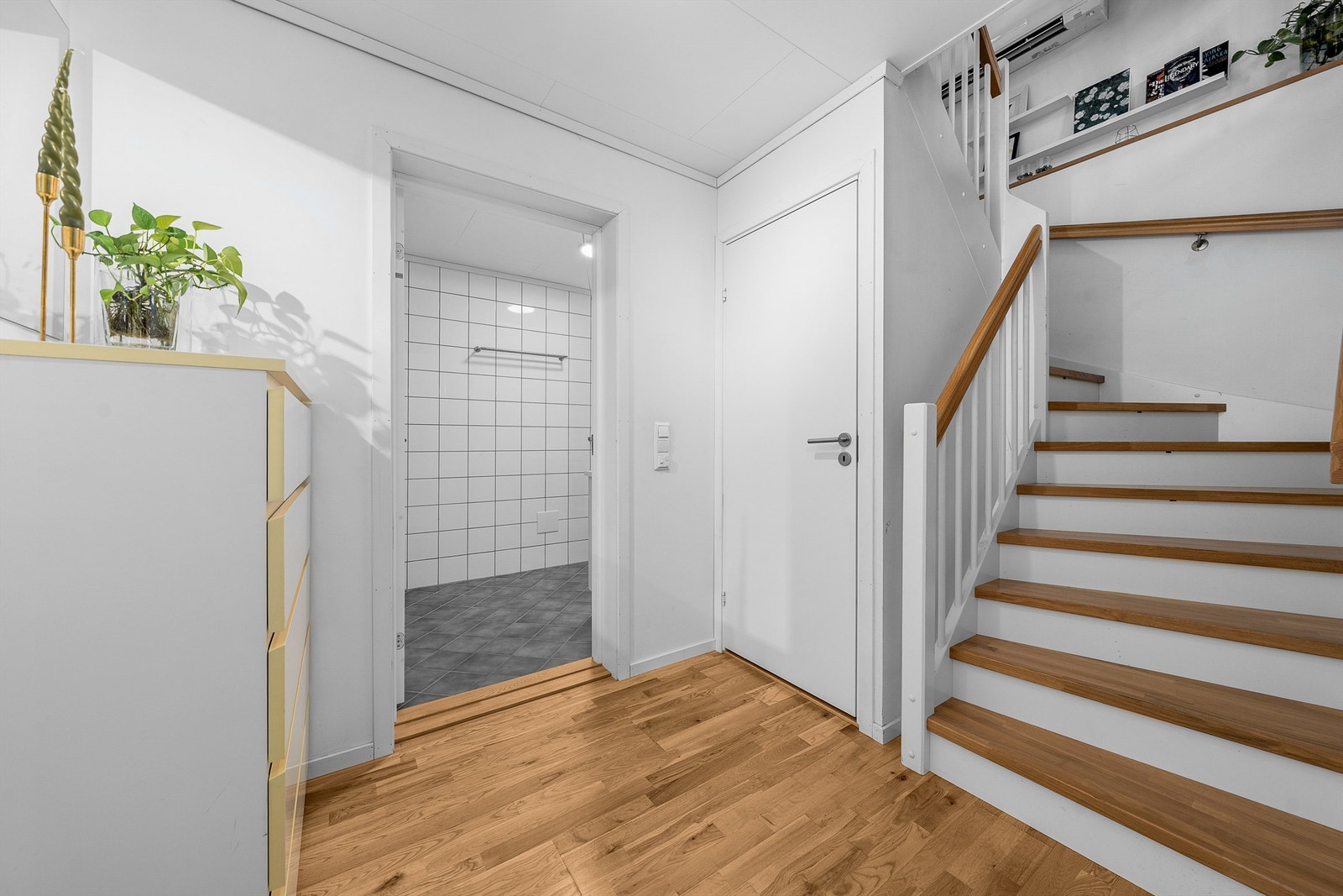 Nede i underetasjen er det tilgang til 2 boder, bad og kjellerstue/kontor. Rommene er ikke godkjent for varig opphold - se punkt om ferdigattest i salgsoppgaven. Galleribilde