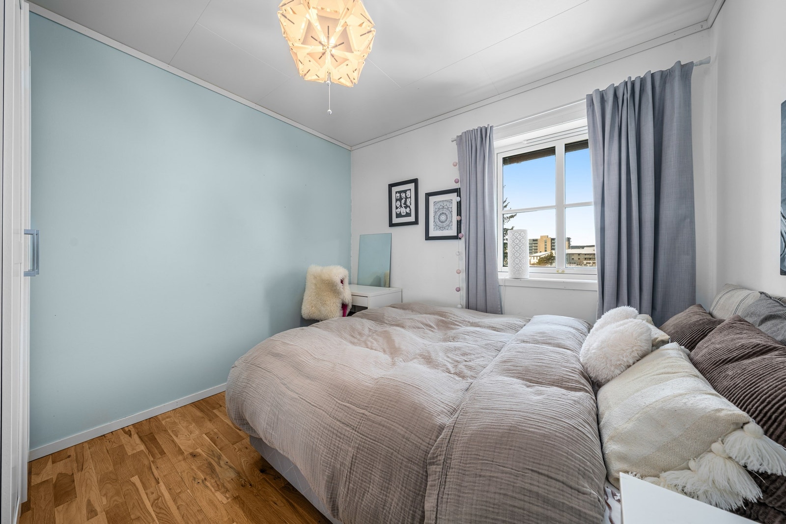 Det er garderobeskap og ellers fin plass til både seng og en skrivepult. Galleribilde