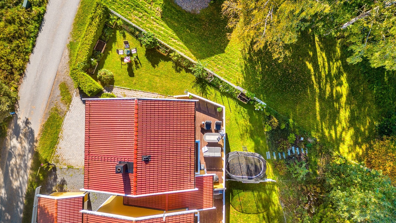 Boligen ligger på et høydedrag, som gir gode solforhold. Galleribilde