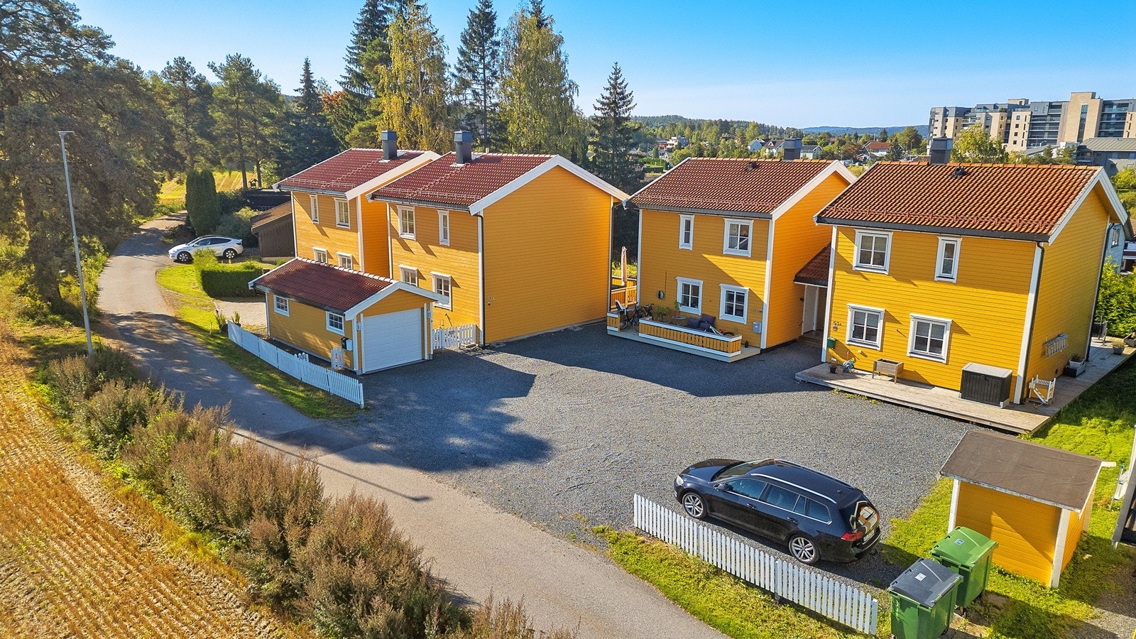 Det er 4 seksjoner i sameiet. Parkeringsområdet foran A og B er felles, hvor denne seksjonen disponerer 2 plasser, i tillegg til plassene foran eget inngangsparti. Galleribilde