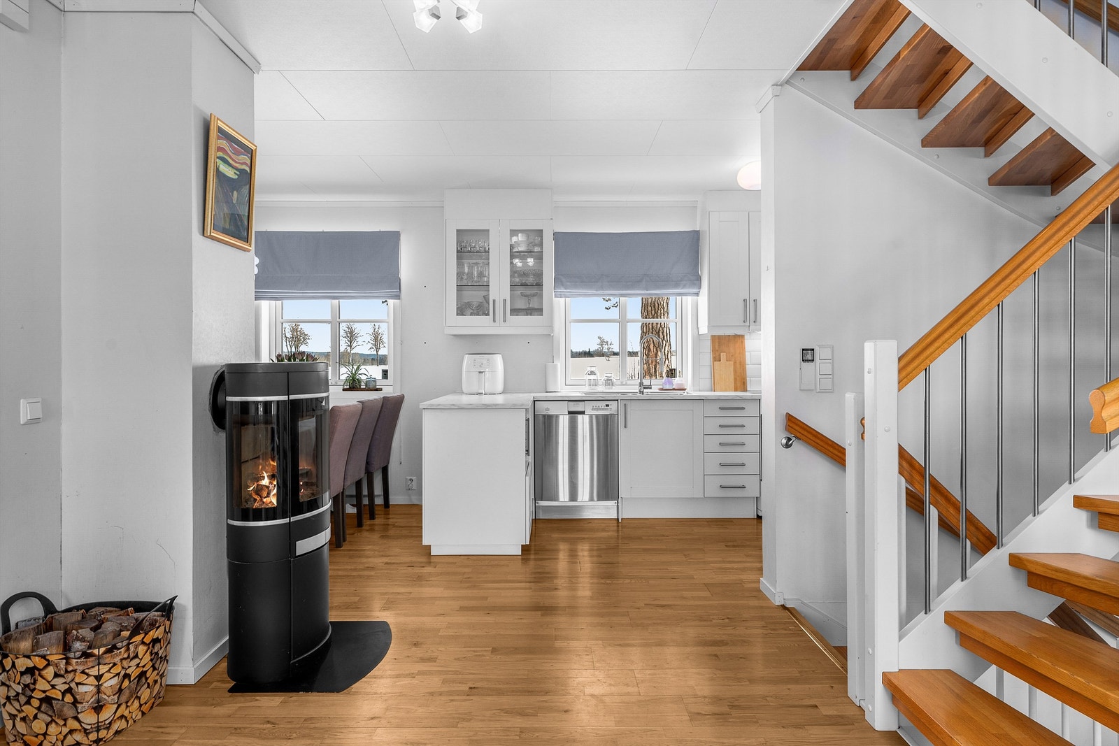 Åpen kjøkkenløsning med innredning fra byggeår. Deler av kjøkkenet er utvidet de senere årene. Galleribilde