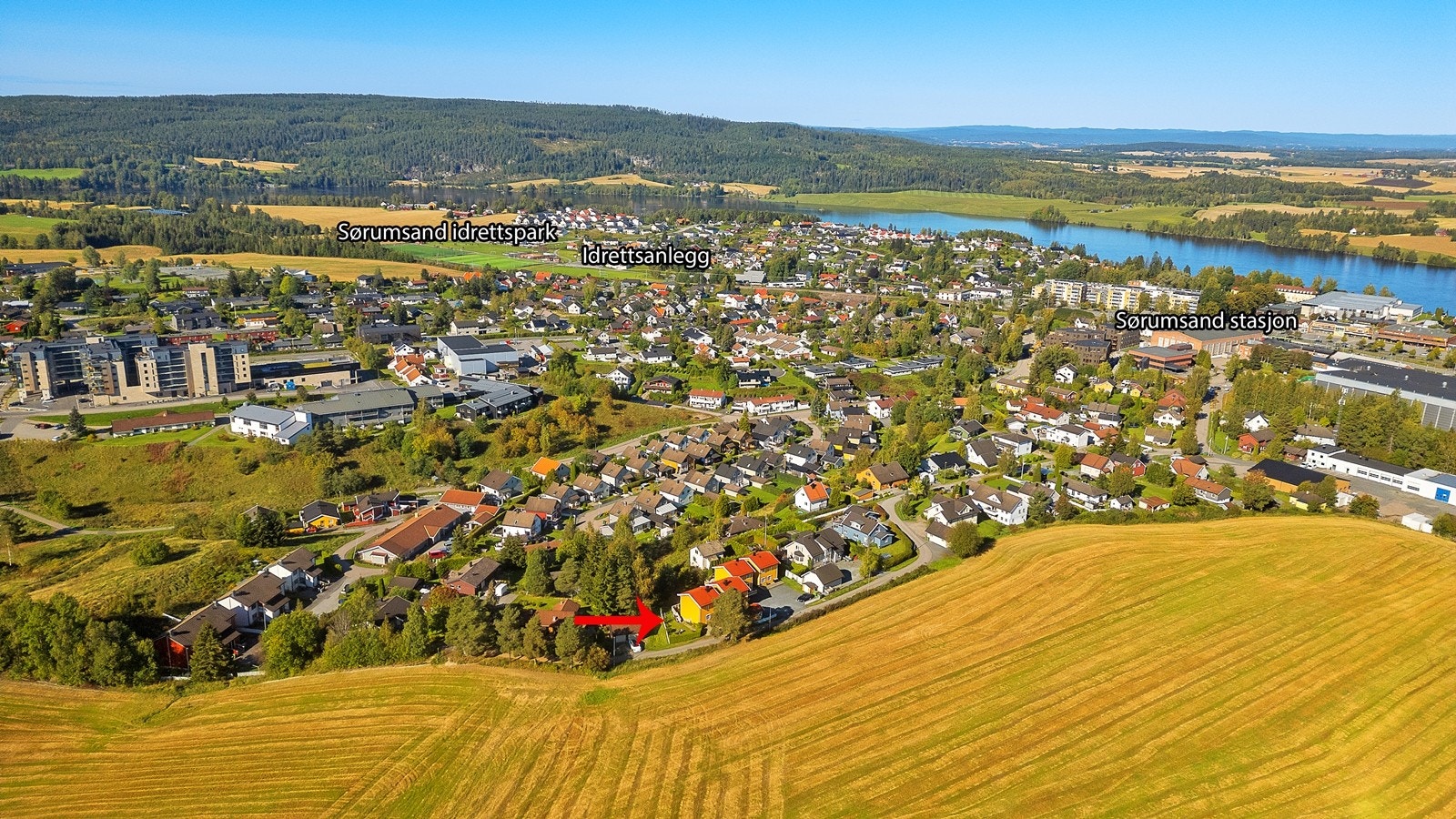 Det er kort vei til både idrettsanlegg og marka, med flotte turmuligheter. Sørumsand stasjon ligger kun 8 - 10 minutters gange unna. Galleribilde