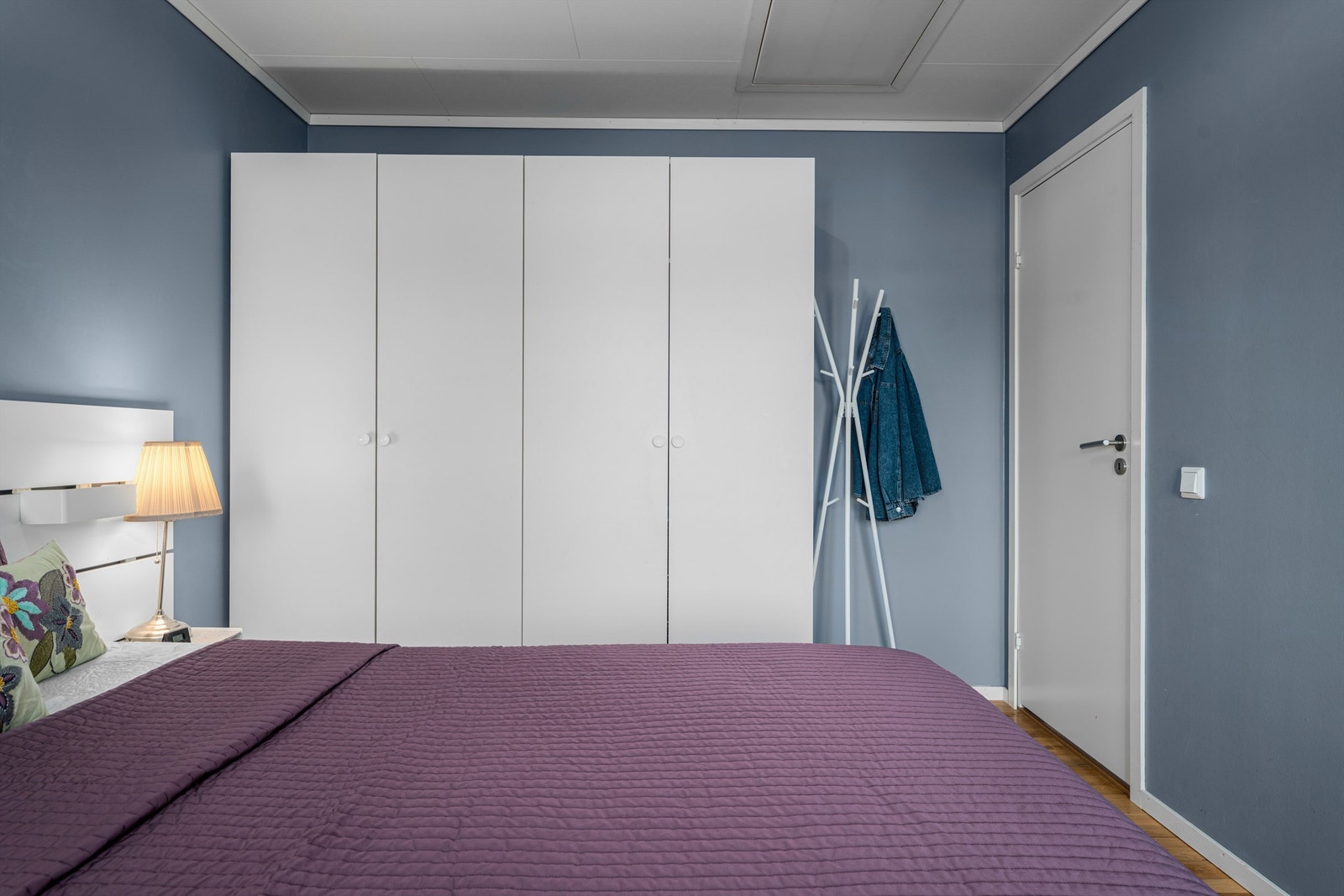 Det er romslig garderobeskap og tilgang til kaldtloft. Galleribilde