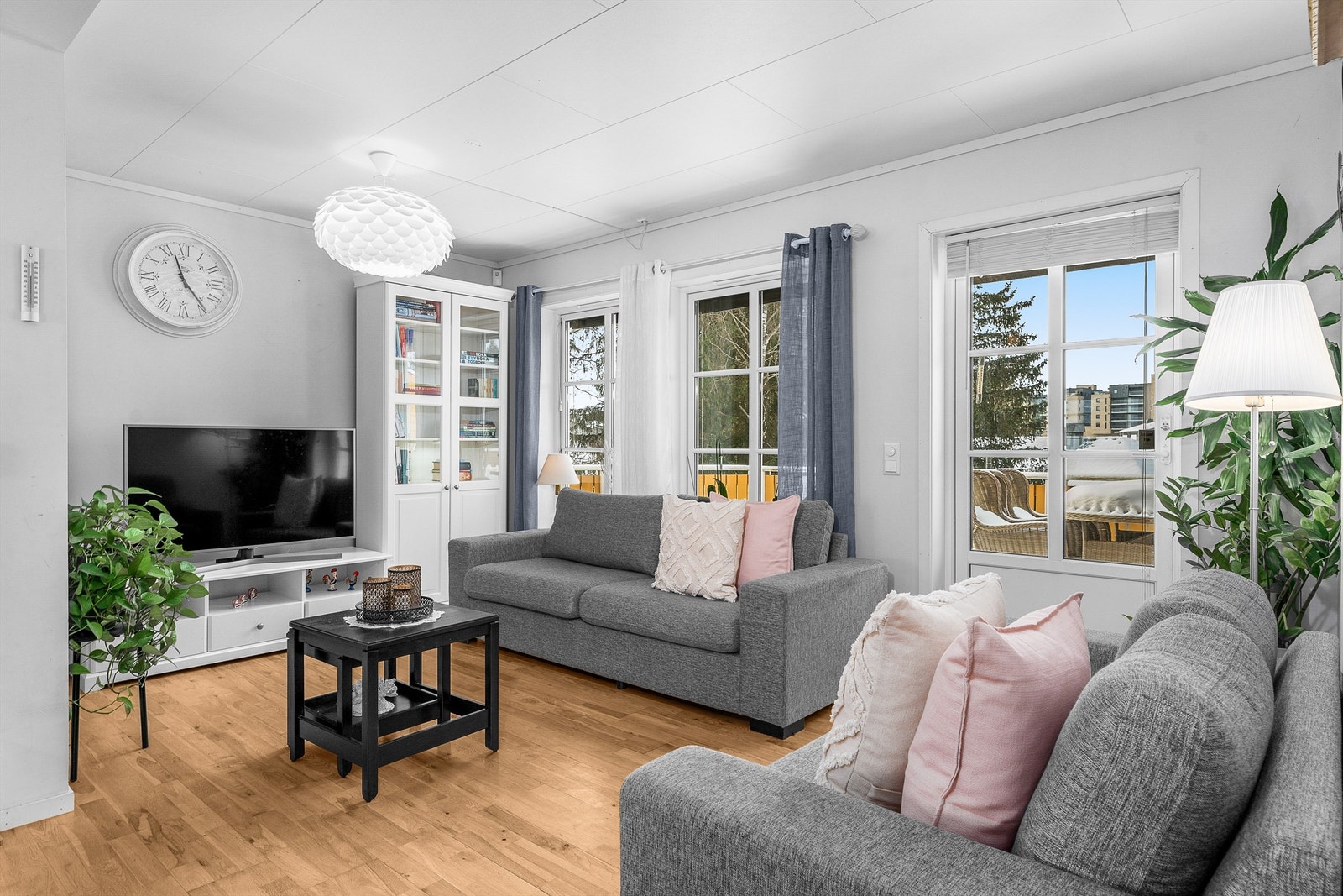 Boligen ble bygd i 2009 og har stort sett standard fra byggeår. Det er lagt parkett på gulvet og veggene er holdt i lyse fargetoner. Galleribilde