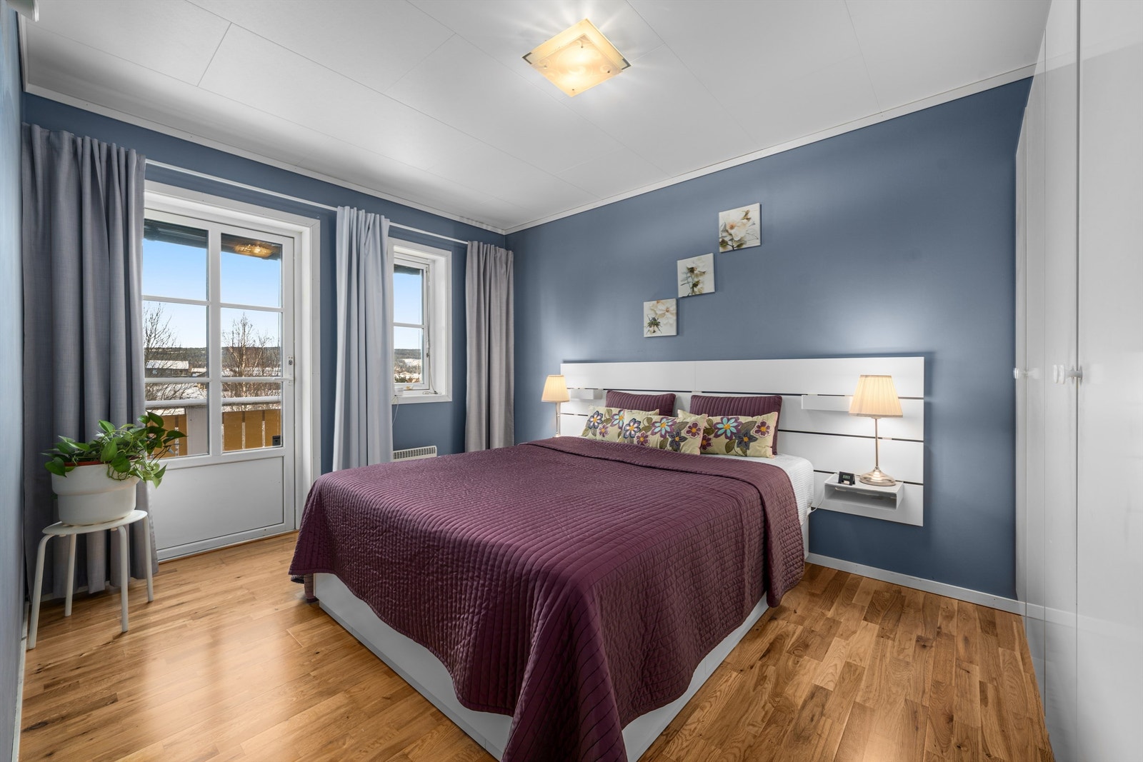 Hovedsoverommet oppleves romslig og har tilgang på vestvendt balkong. Galleribilde