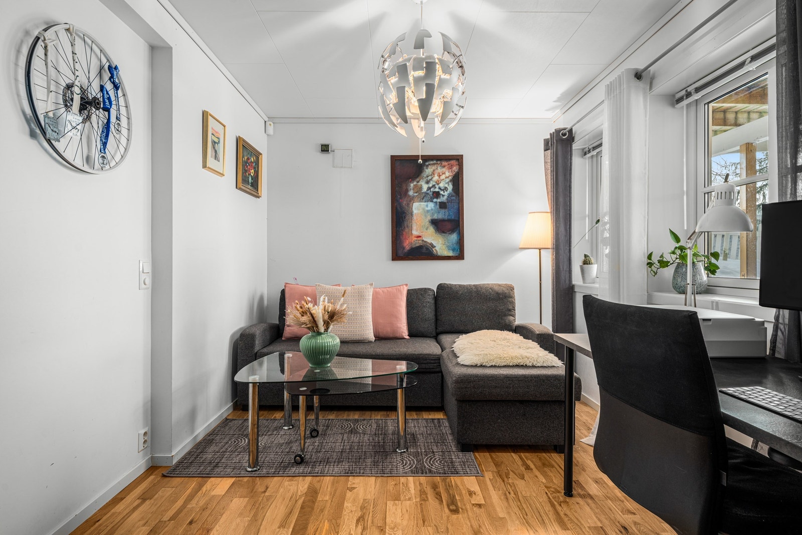 Koselig kjellerstue/kontor med vinduer under terrassen. Galleribilde