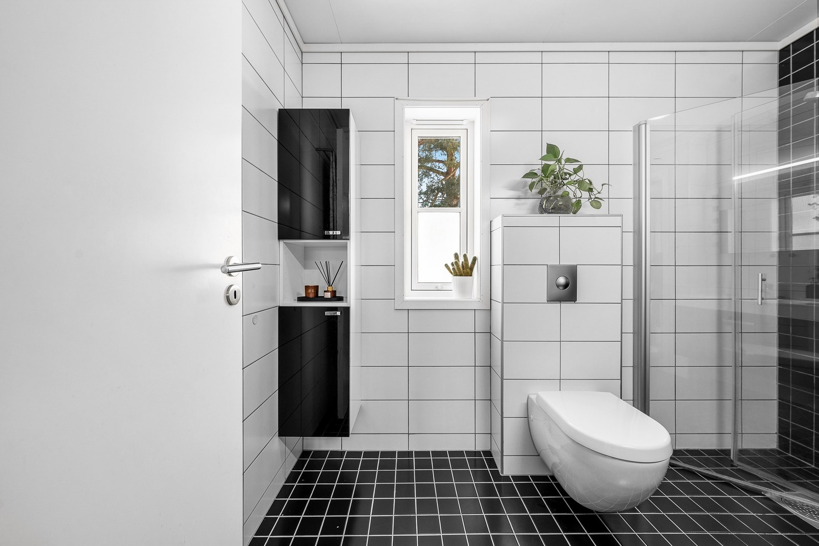 Badet har godt med innredning og det er innfellbare dusjvegger i glass. Galleribilde