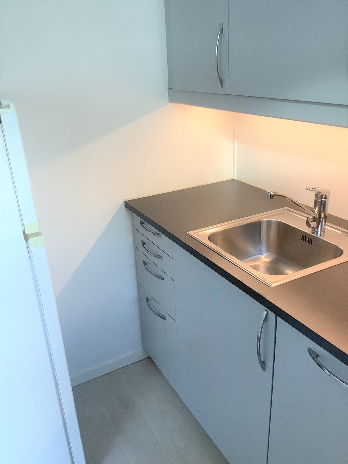 Frittstående kjøleskap følger med. Galleribilde