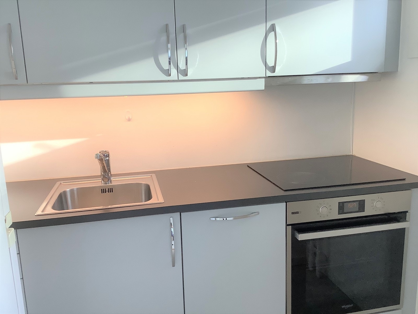 Kjøkken med integrert stekeovn, platetopp og oppvaskmaskin. Galleribilde