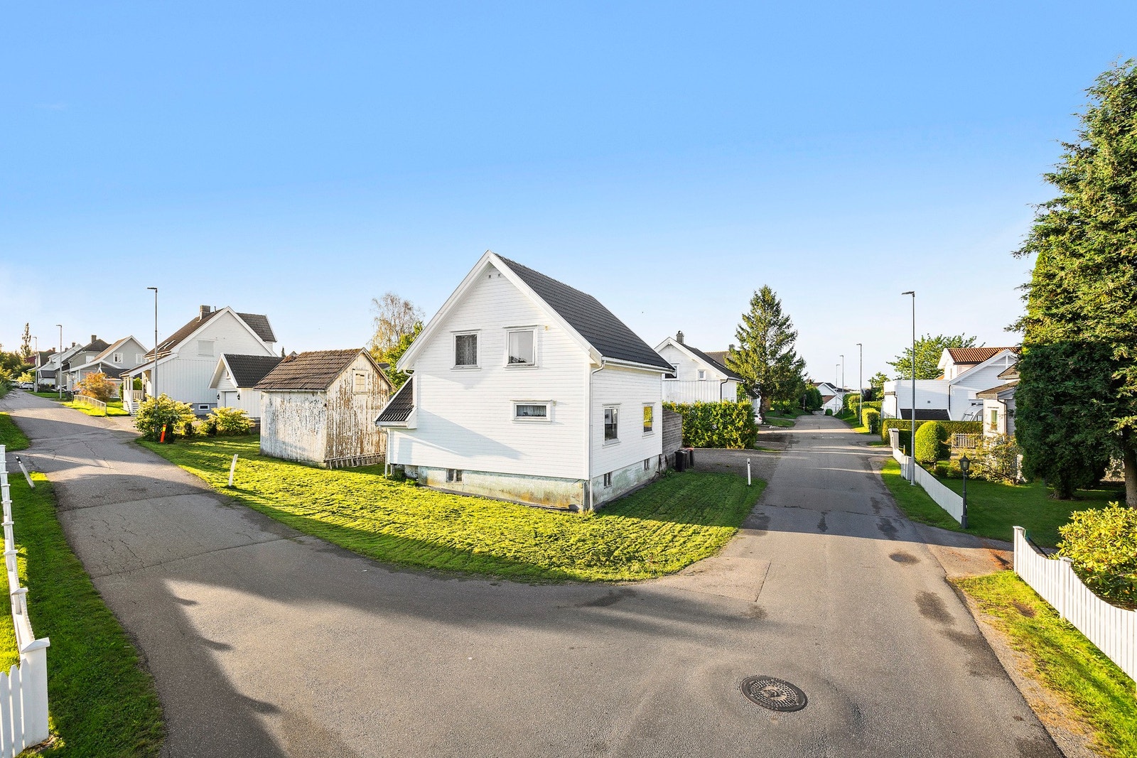 Usjenert og solrik hage som er skjermet av hekk og beplantning. Galleribilde