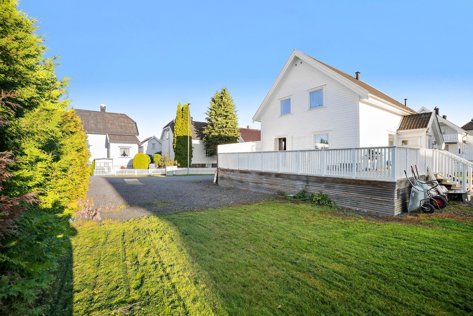 Eneboligen har en romslig hage beliggende i et etablert og populært område. Galleribilde