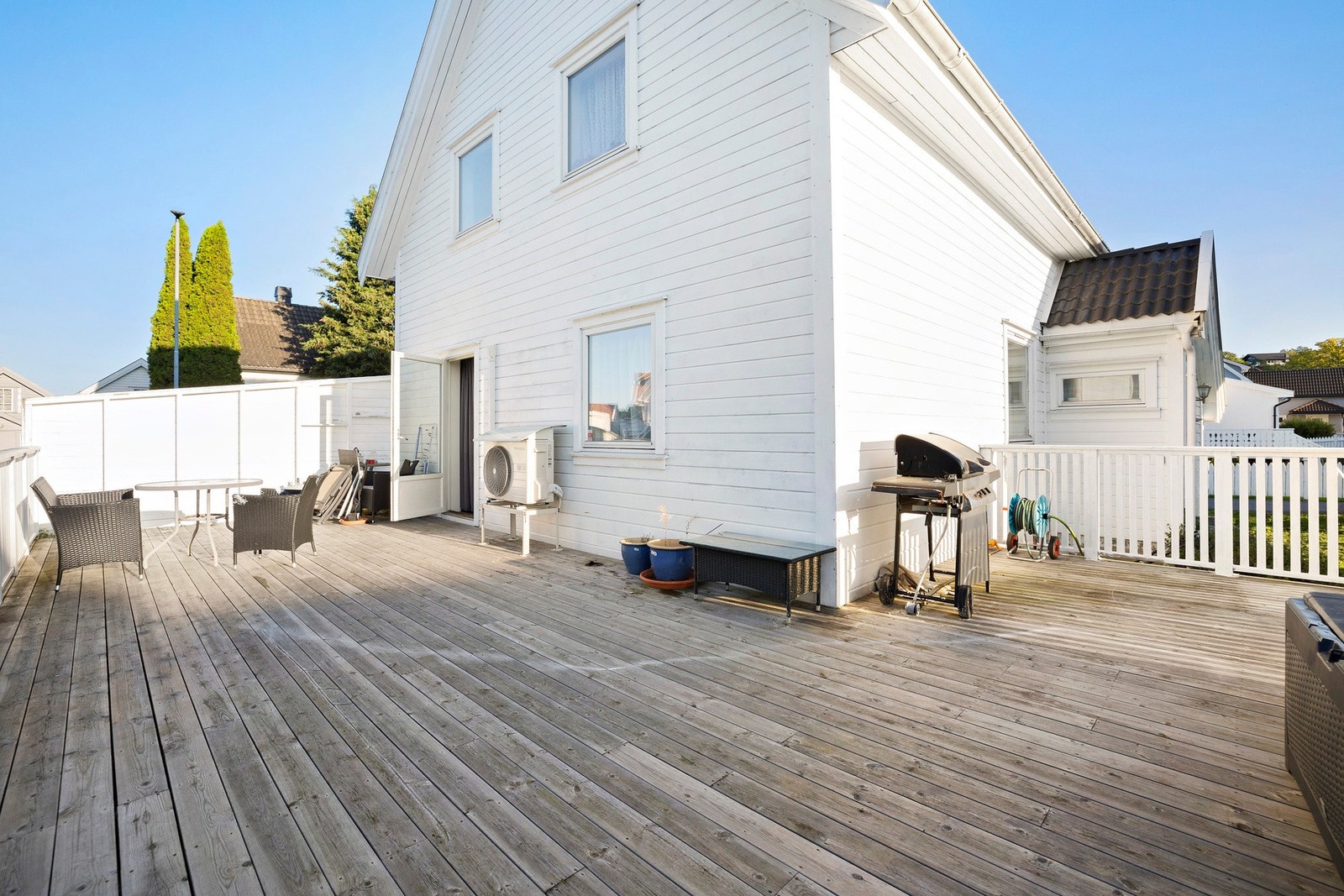 Stor, solrik terrasse. Galleribilde