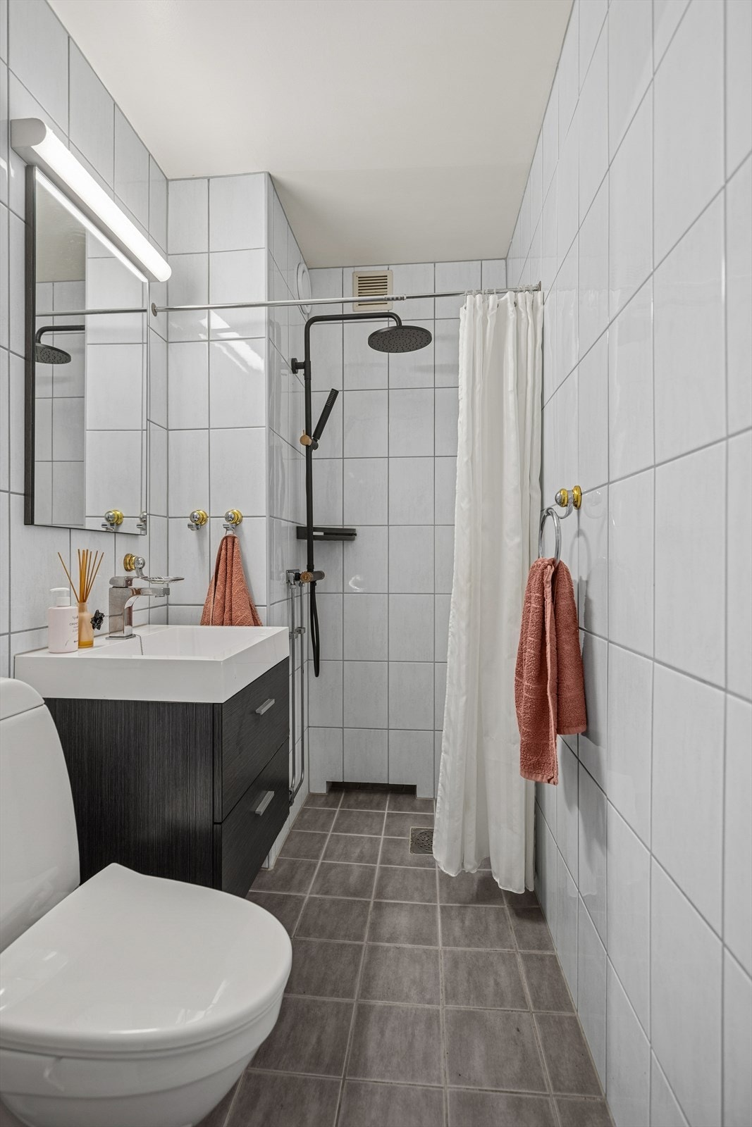 Det ene badet er innredet med dusjløsning, mens det andre badet har badekar med dusj. Galleribilde