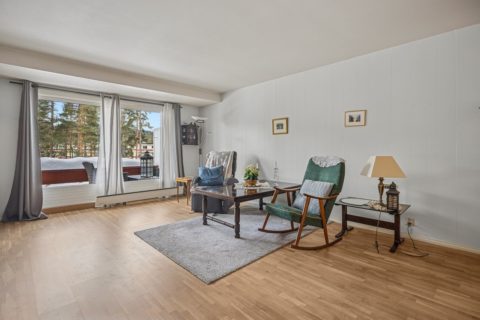 Romslig og lys stue med gode vindusflater som gir rikelig med naturlig lys og en behagelig romfølelse. Galleribilde