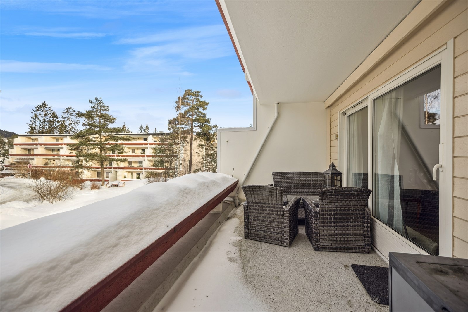 Fra stuen er det utgang til en nordvestvendt balkong på ca. 12 kvm. Galleribilde