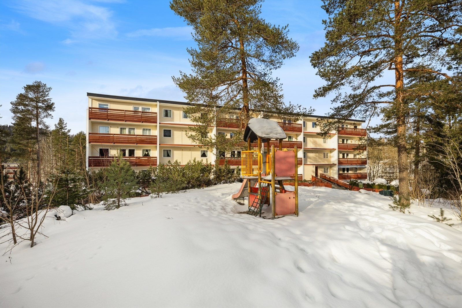 Vestliskogen borettslag ligger helt øverst på Vestli feltet, i bydel Stovner i Oslo. Borettslaget er tilknyttet OBOS og består av 6 terrasseblokker, som igjen er inndelt i totalt 228 boenheter. Galleribilde