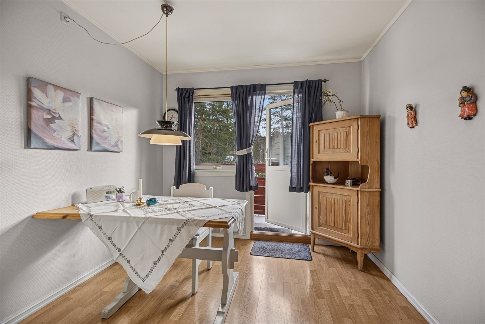 Utgang til balkong gir gode lysforhold og en luftig romfølelse. Galleribilde