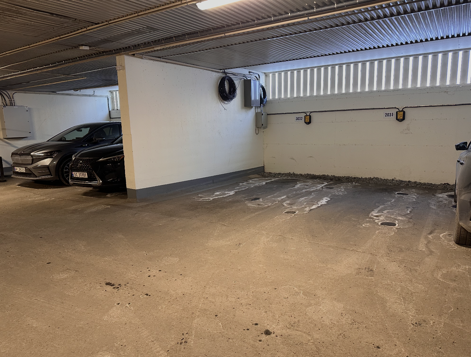 Andelen disponerer garasjeplassen i midten. Galleribilde