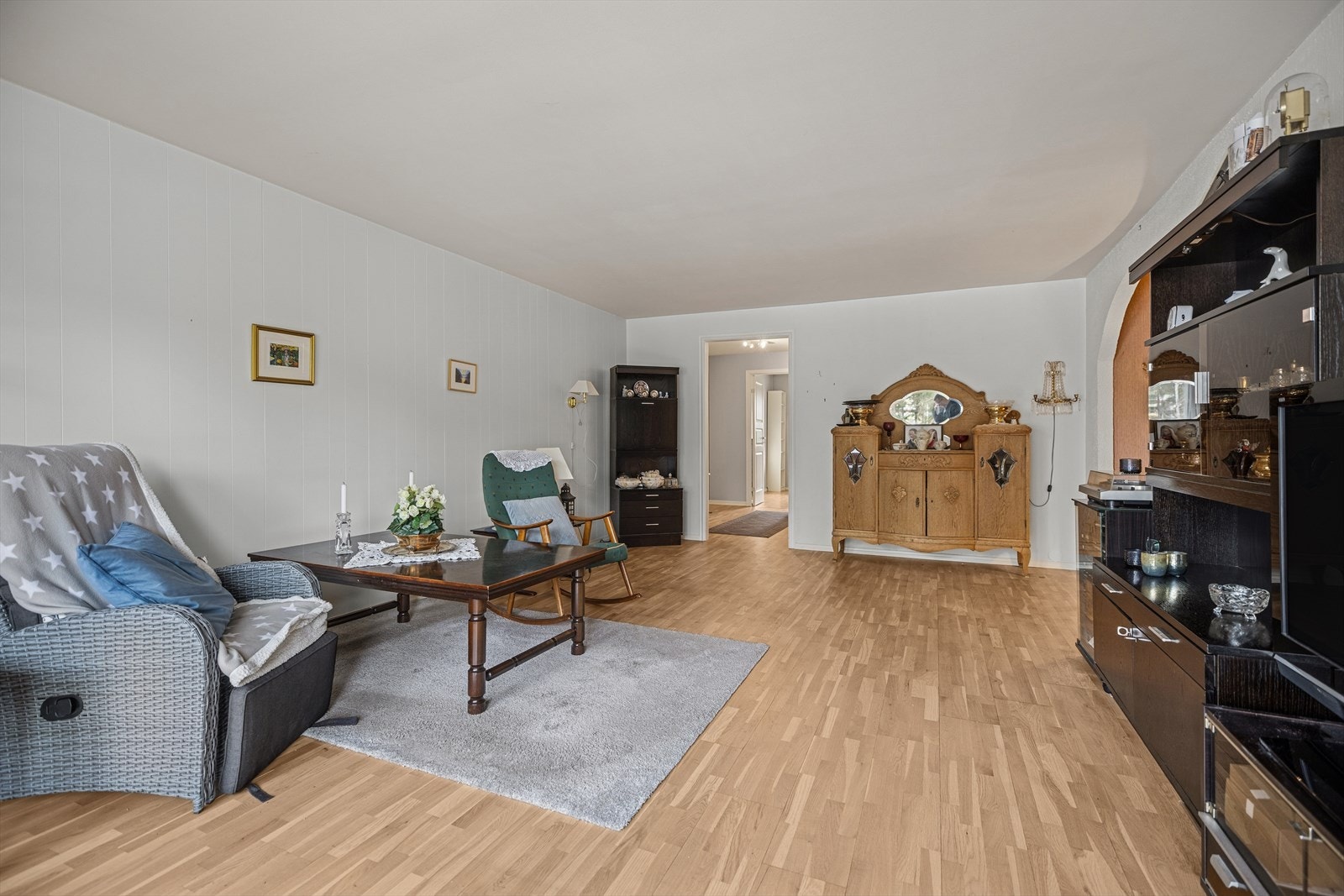 Stuen har god plass til både sofagruppe og spisebord, og planløsningen gir fleksible møbleringsmuligheter. Galleribilde