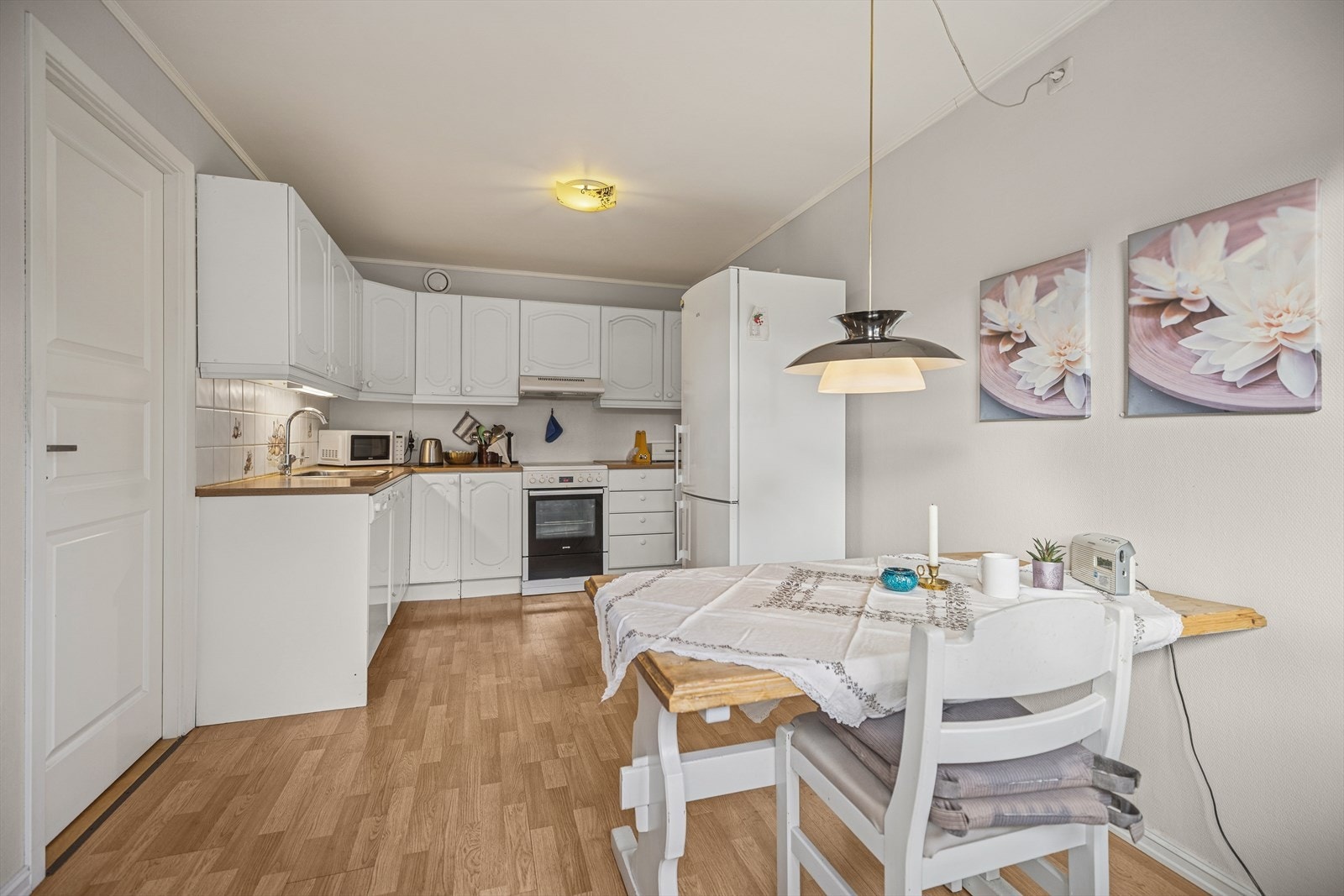 Kjøkkenet har nedfelt oppvaskkum i rustfritt stål, ettgreps kjøkkenarmatur og opplegg for oppvaskmaskin. Galleribilde