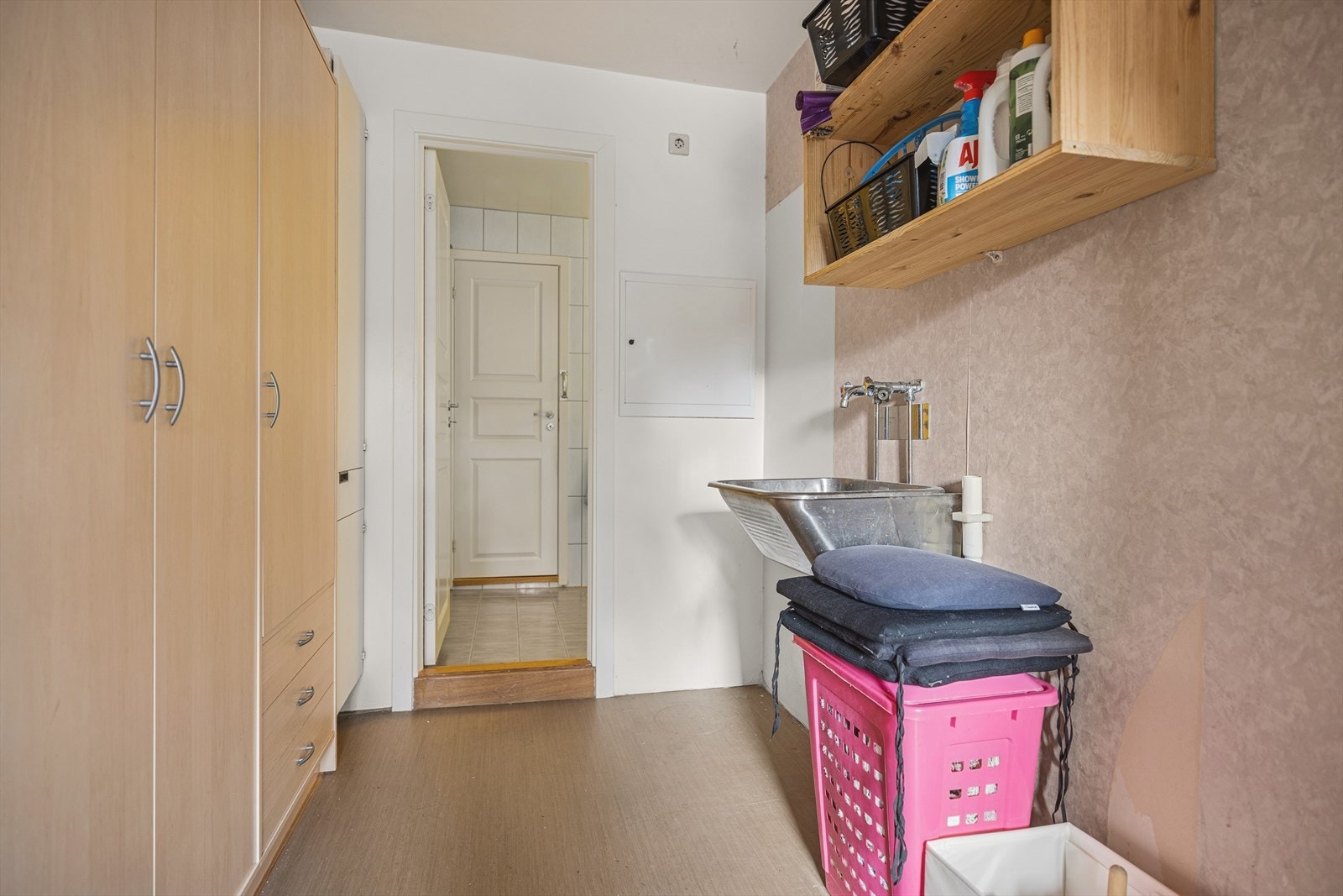 Ved siden av kjøkkenet finner du arbeidsrom/vaskerom. Her er det mange fleksible løsninger. Galleribilde