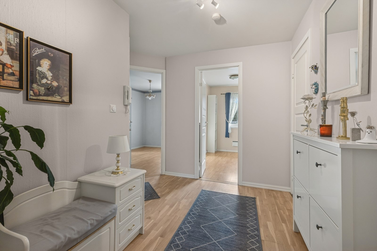 Romslig og funksjonell entré med god plass til garderobeløsning og oppbevaring av yttertøy og sko. Galleribilde