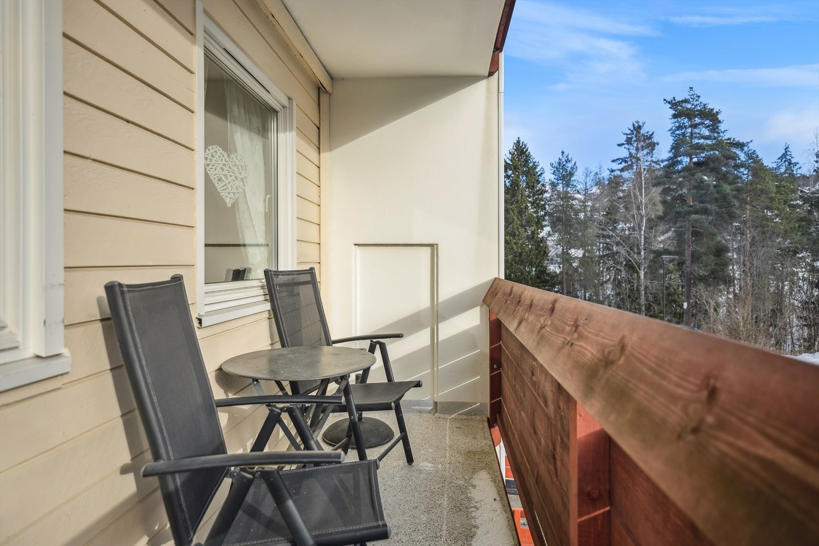 Fra kjøkkenet er det utgang til en sydøstvendt balkong på 8,5 kvm. Her kan du nyte morgenkaffen. Galleribilde