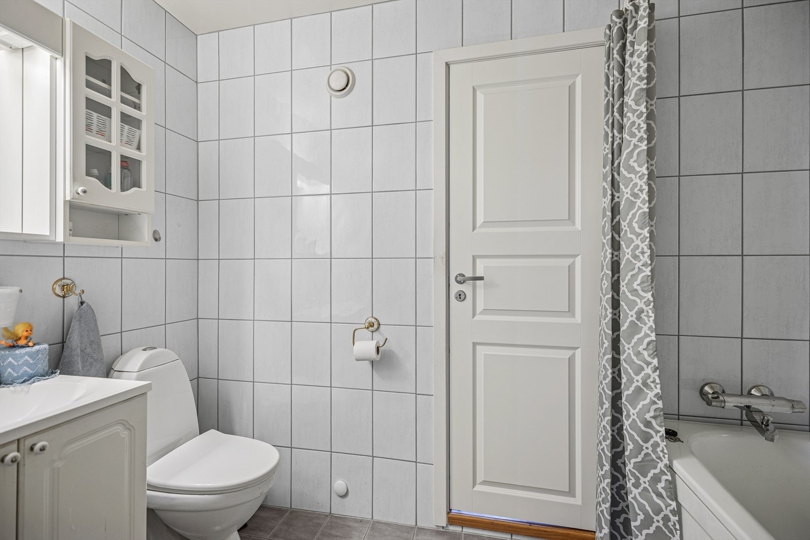 Leiligheten har to bad/WC, begge modernisert i 2018. Galleribilde