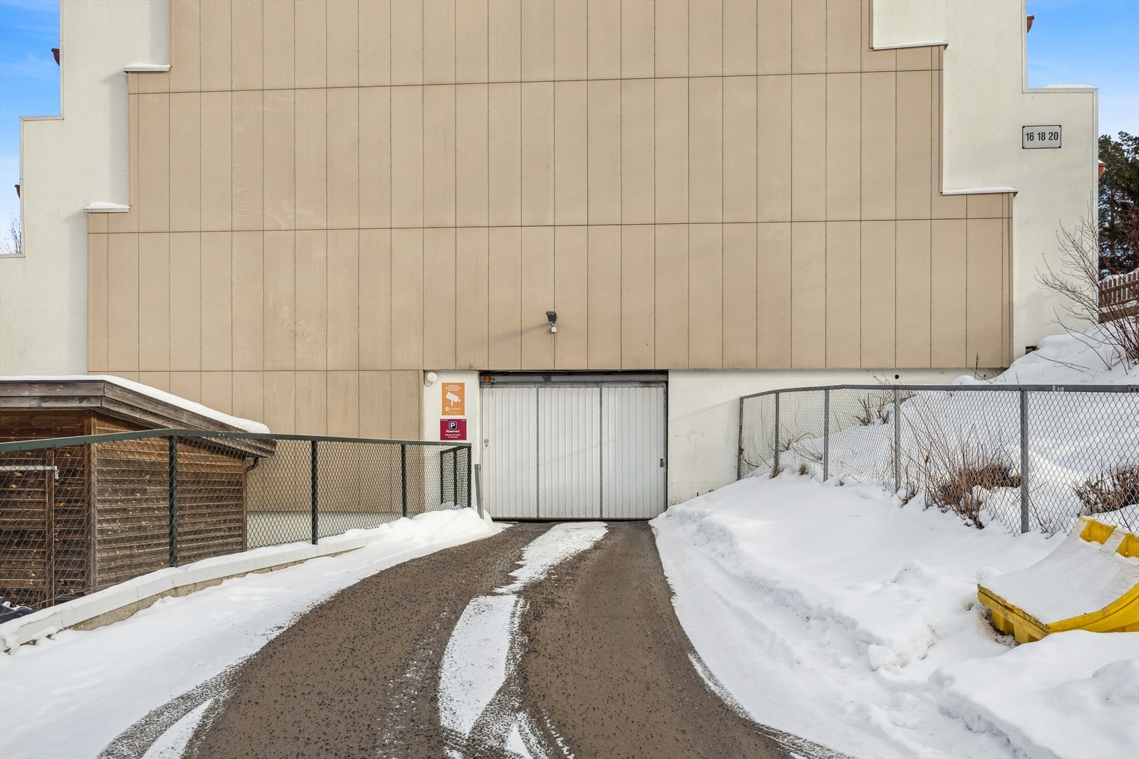 Det er beboerparkering under blokkene. Galleribilde