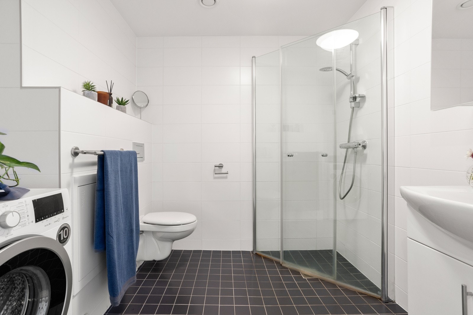 Stuen ligger i åpen løsning med kjøkkenet, og sammen danner de et stilfullt og arealeffektivt allrom Galleribilde