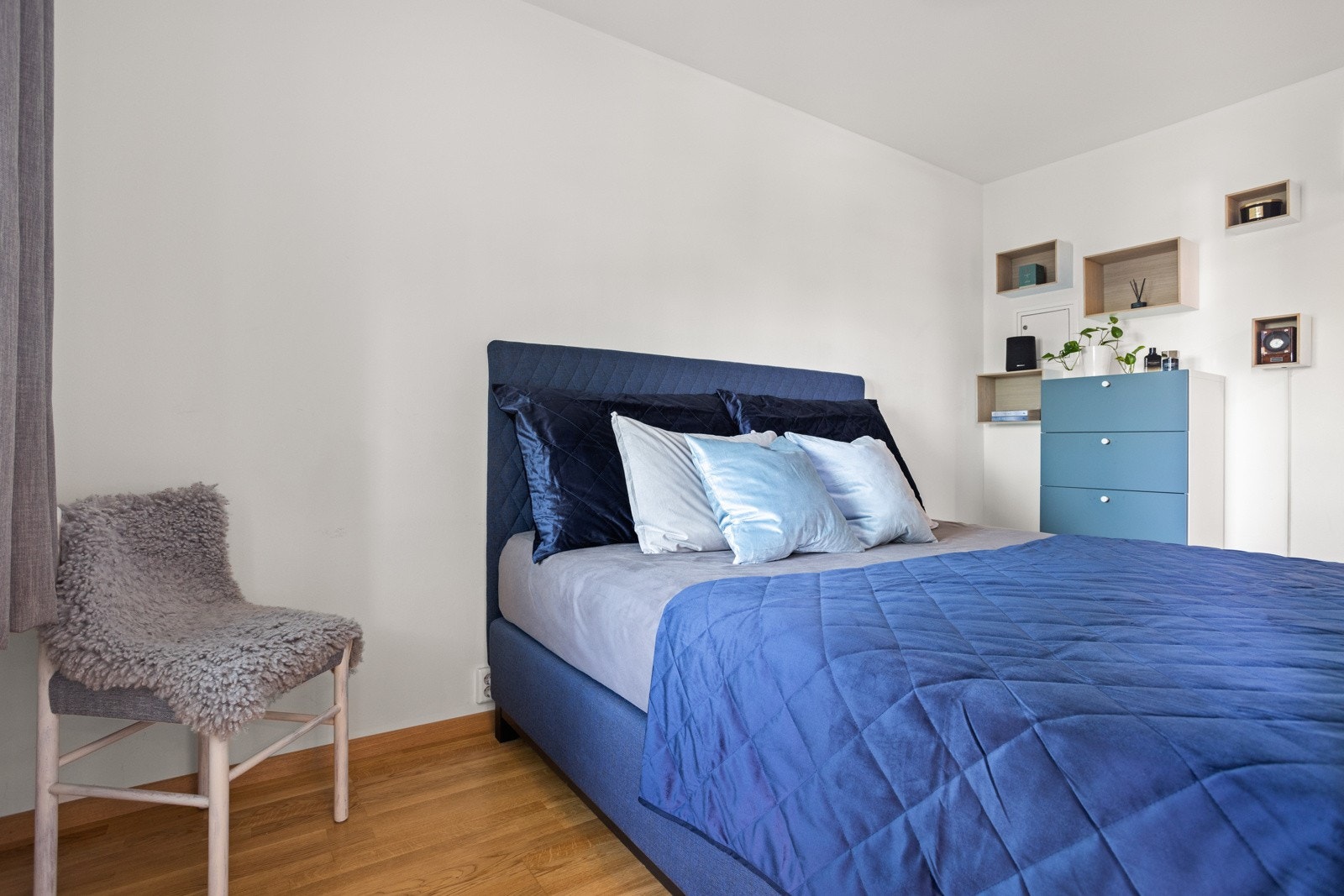 Rommet har fin plass til dobbeltseng, nattbord og oppbevaringsmøblement Galleribilde