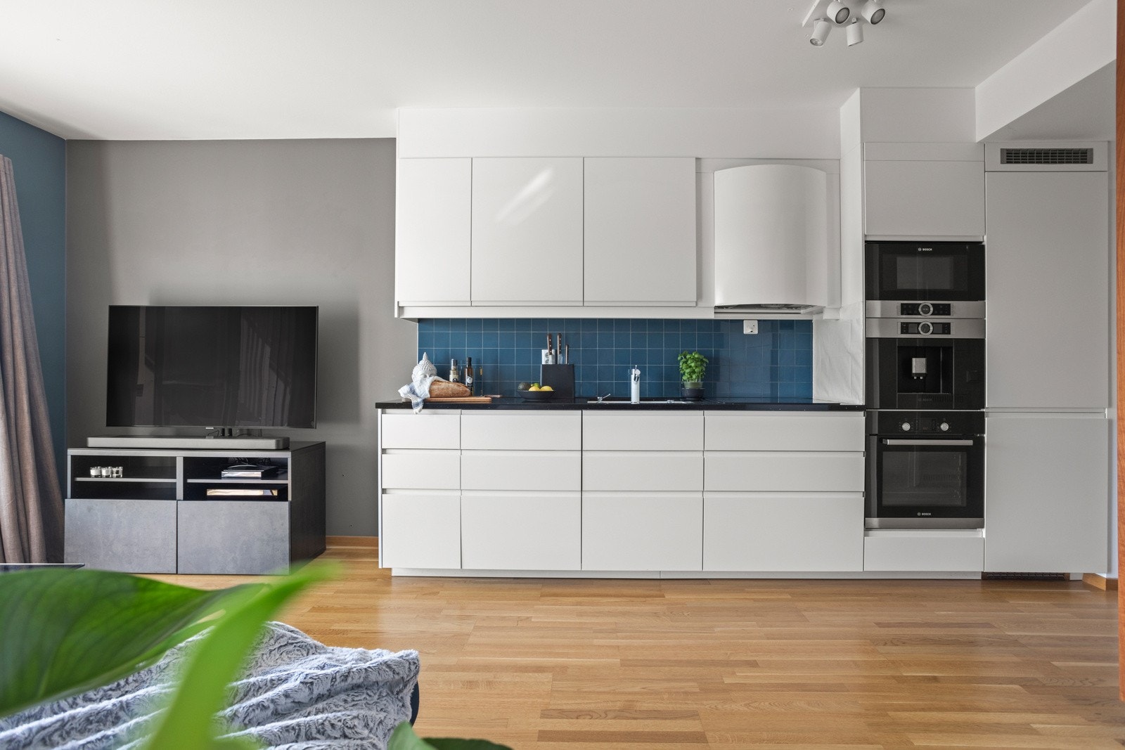 Kjøkkenet har et delikat og moderne design med rene linjer, gode benkeflater og rikelig med oppbevaringsplass Galleribilde