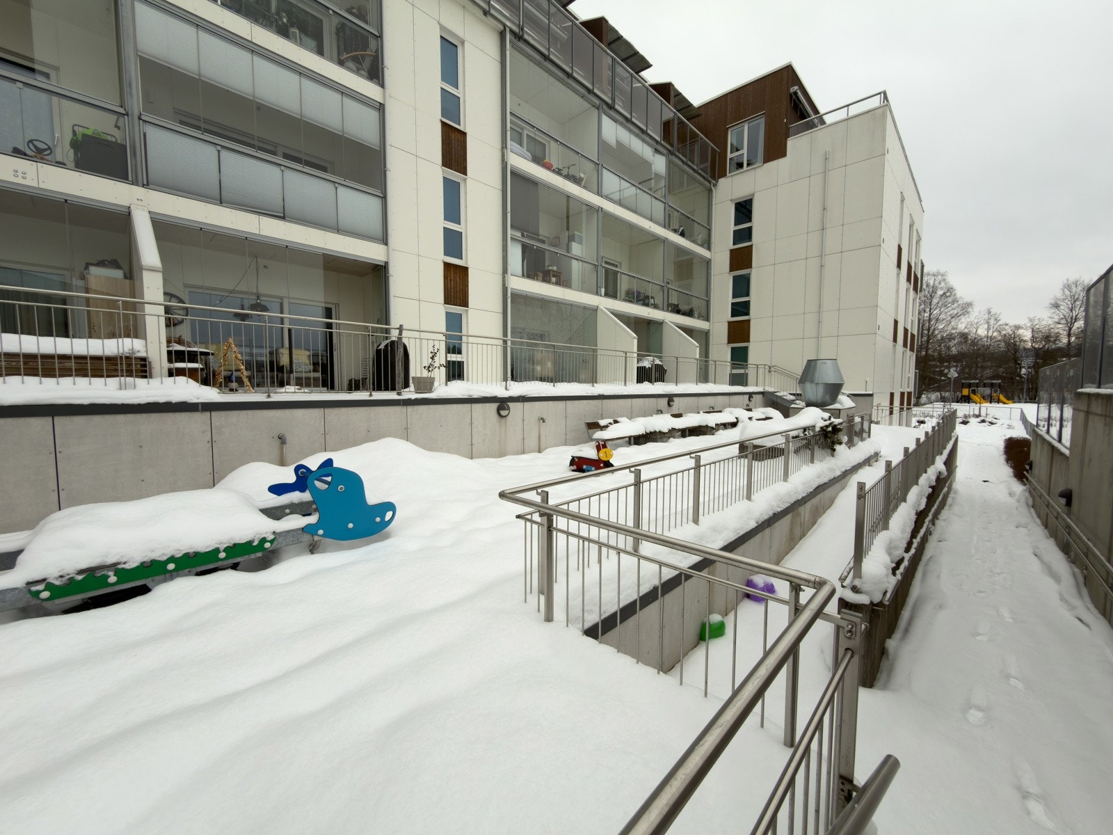 Fellestomten er pent opparbeidet med steinbelagte områder, frodige prydbusker og stemningsfull utebelysning, og det er lekestativer og sittebenker til felles anvendelse i bakgården Galleribilde