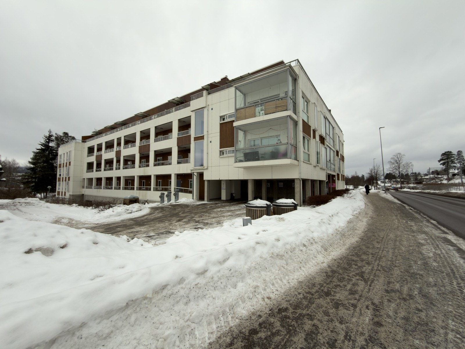 Eiendommen ligger sentralt og attraktivt til, med umiddelbar nærhet til idyllisk tursti, bussholdeplass, togstasjon og kjøpesenter, samt kort vei til treningssentre, spisesteder og populære turområder Galleribilde