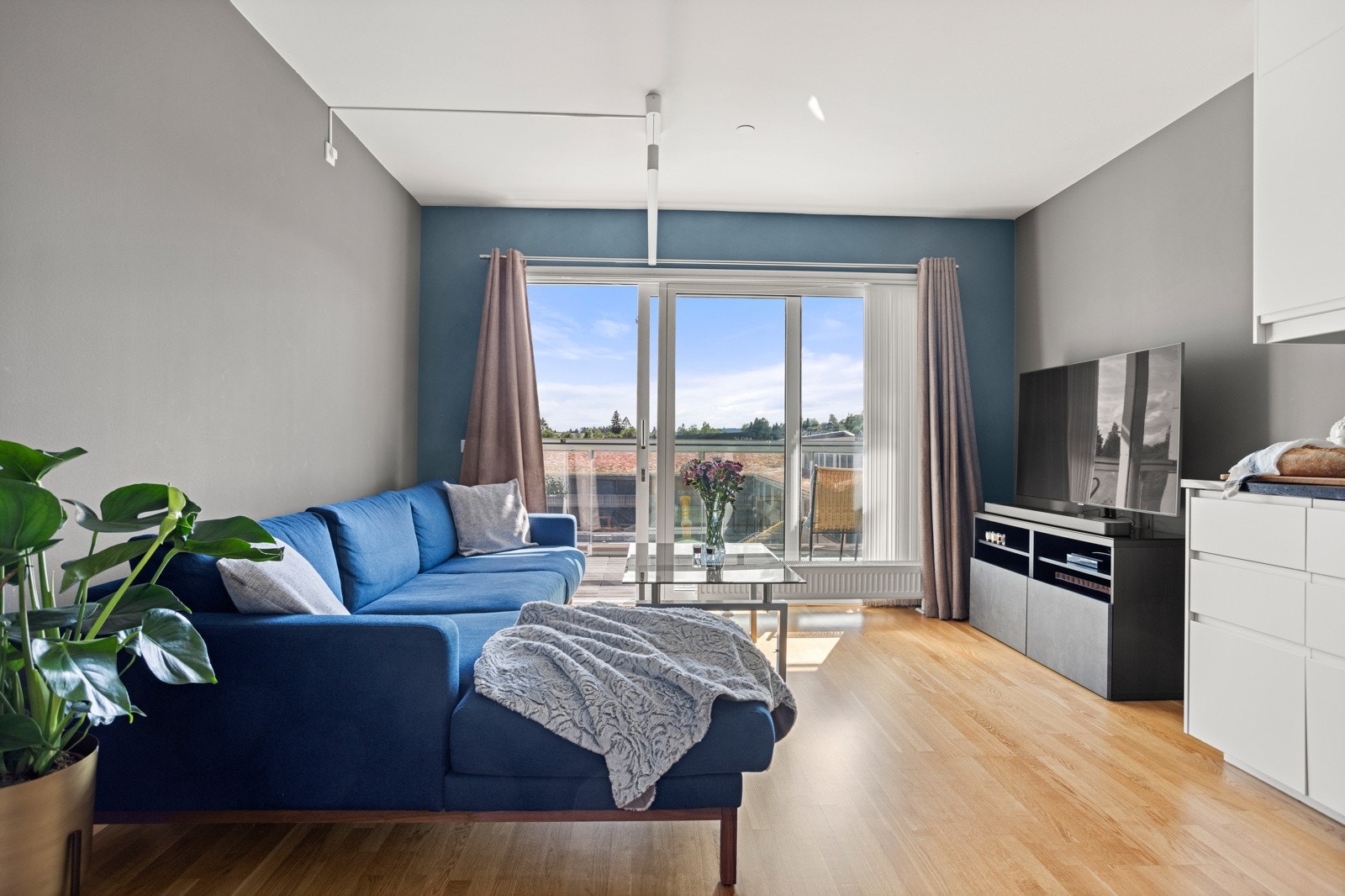 Veggene er malt i tidsmessige fargetoner som står godt til det gylne parkettgulvet, og dagslyset strømmer inn via store, sydvestvendte vindusflater Galleribilde