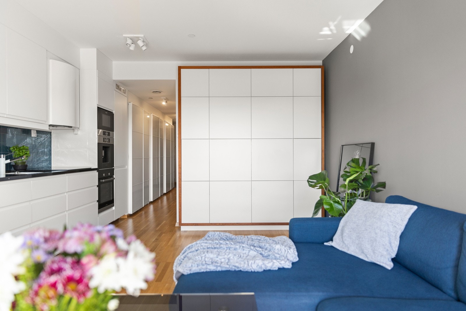 I en smart skapseksjon er det skrivebord og oppbevaringsplass Galleribilde