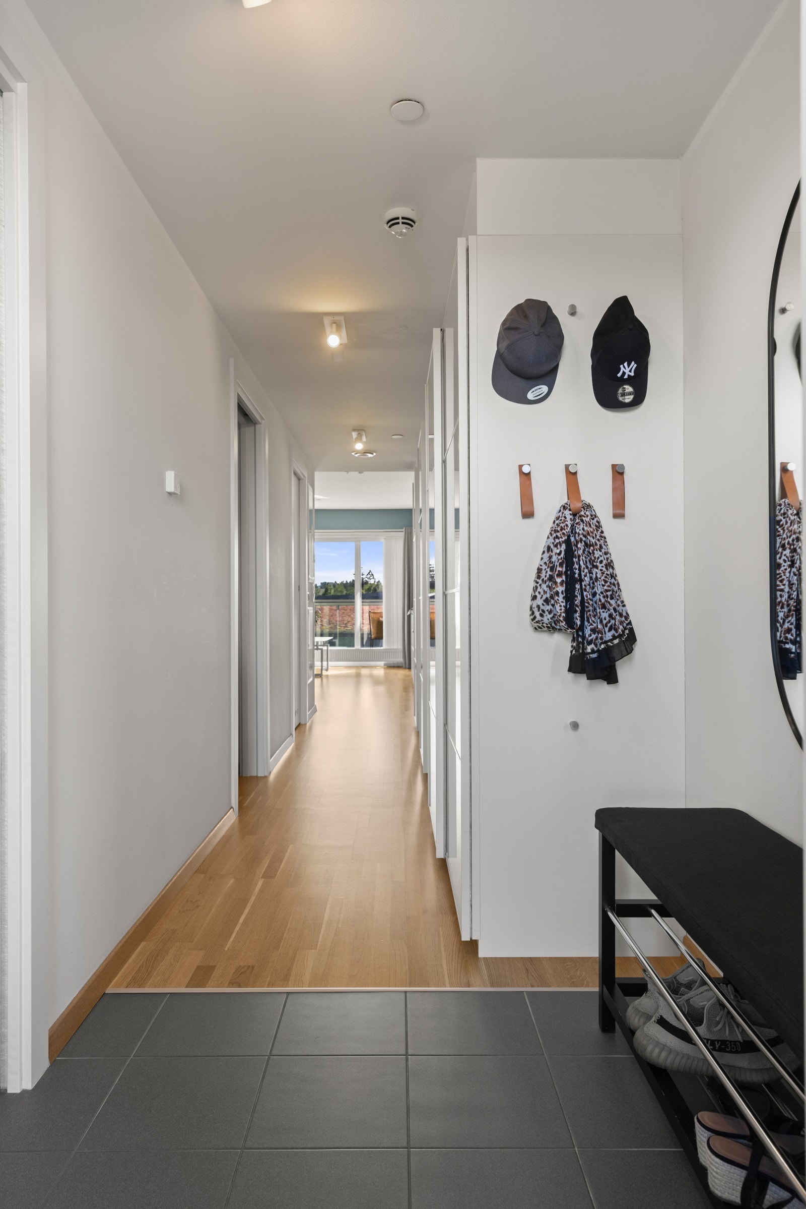 Entreen har plass til knaggrekker og skohylle, og mer oppbevaringsplass finnes i en bred skyvedørsgarderobe Galleribilde