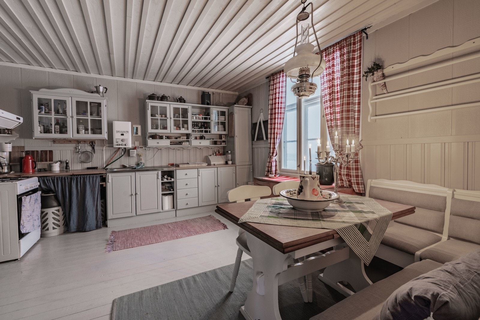 Innholdsrik innredning med gassvarmer for vann Galleribilde