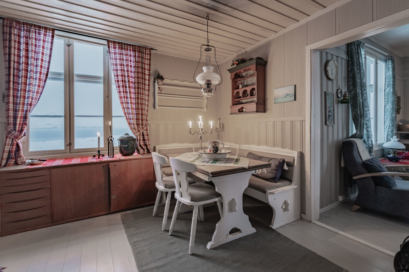 Kjøkkenet er stort med plass til spisestue Galleribilde